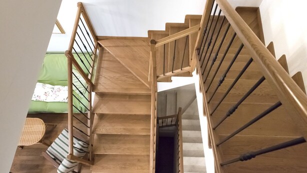 A wooden staircase with a handrail, leading to an upper floor. - S287 - Sirolo, villa with garden near the centre (Sirolo)