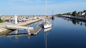 A marina with boats docked, a small bridge, and a calm water body reflecting the sky. - Casa Gloria, easy walk to city centre (Lagos)