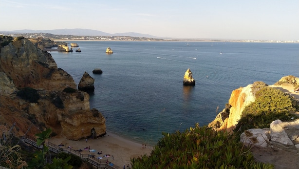 A coastal landscape with rocky cliffs, a sandy beach, and clear blue sea. - Casa Gloria, easy walk to city centre (Lagos)
