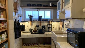 Kühlschrank, Ofen, Herdplatte, Wasserkocher mit Kaffee-/Teezubehör