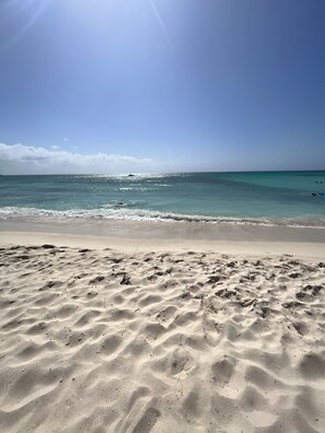 Plage à proximité, chaise longue, serviettes de plage