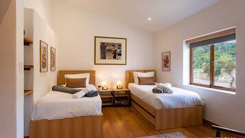 4 Schlafzimmer, Zimmersafe, Schreibtisch, Bügeleisen/Bügelbrett