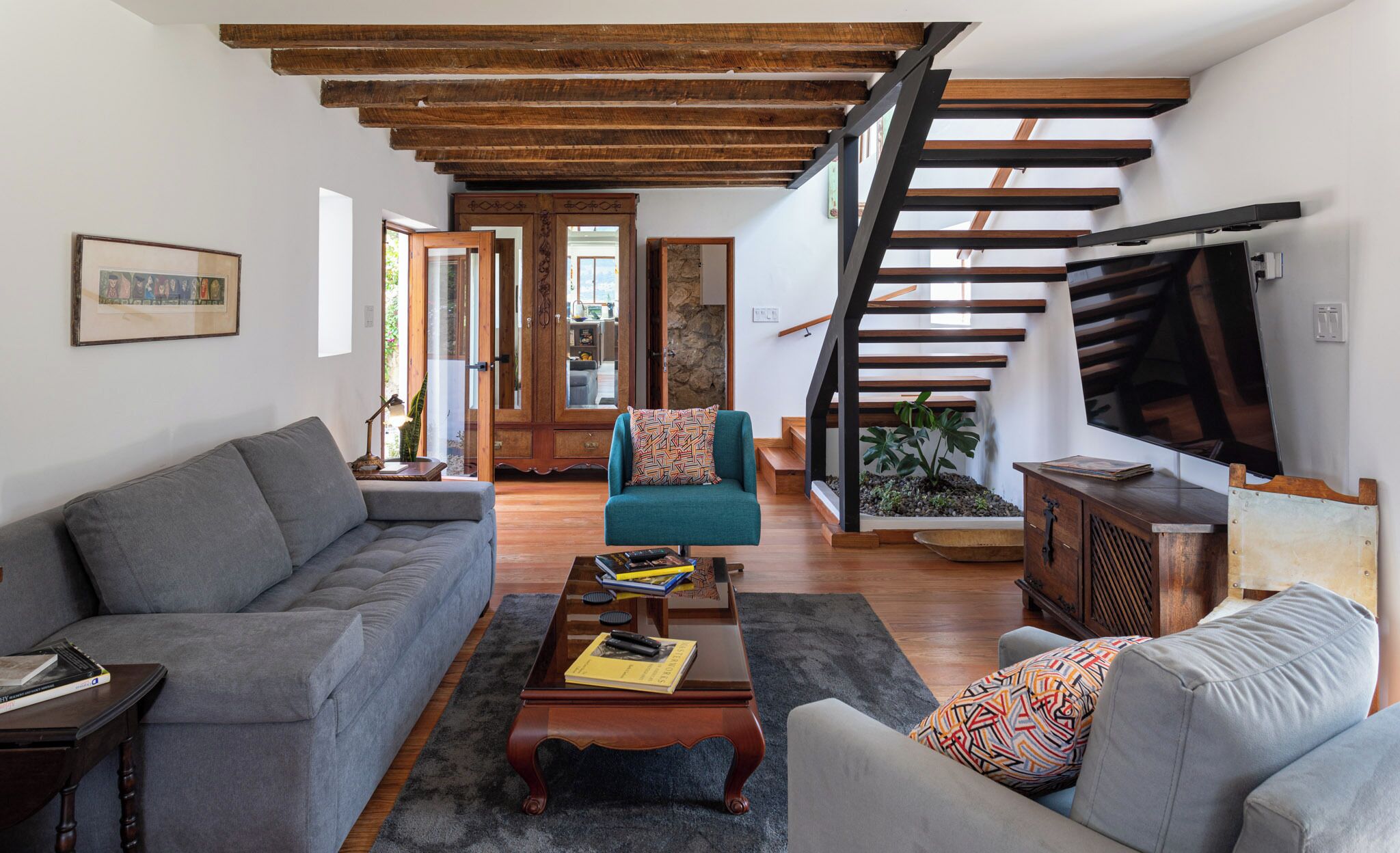 Televisor intel·ligent, llar de foc i reproductor de DVD 