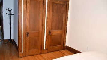 1 bedroom, desk, free WiFi, bed sheets