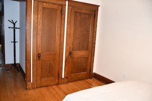 1 bedroom, desk, free WiFi, bed sheets