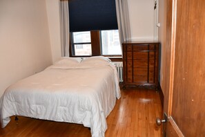 1 bedroom, desk, free WiFi, bed sheets - Charming historic apartment 2 blocks from Iron Ore Heritage Trail (Negaunee)