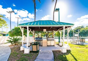 Outdoor dining - 
Great Value!! Oceanview 3 bedroom condo on 7-mile beach. (George Town)