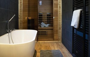 Combined shower/tub