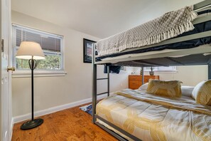 4 quartos, escrivaninha, ferros/tábuas de passar roupa, berço de viagem