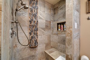 Een douche, gratis toiletartikelen, een haardroger, badjassen