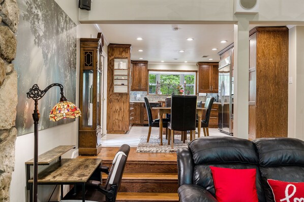 TV connectée, cheminée, lecteur de DVD, chaîne hi-fi