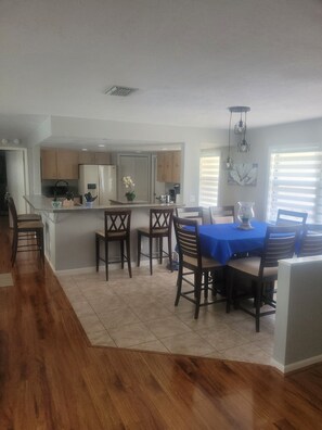 Dining - Large Bungalow with fenced yard and game room. Close to everything (Beverly Hills)