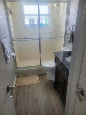 Douche, baignoire à jets, sèche-cheveux, serviettes fournies