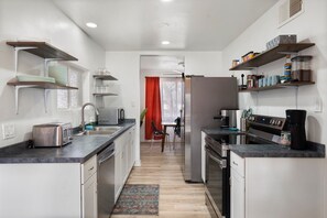 Jääkaappi, mikroaaltouuni, uuni, liesi