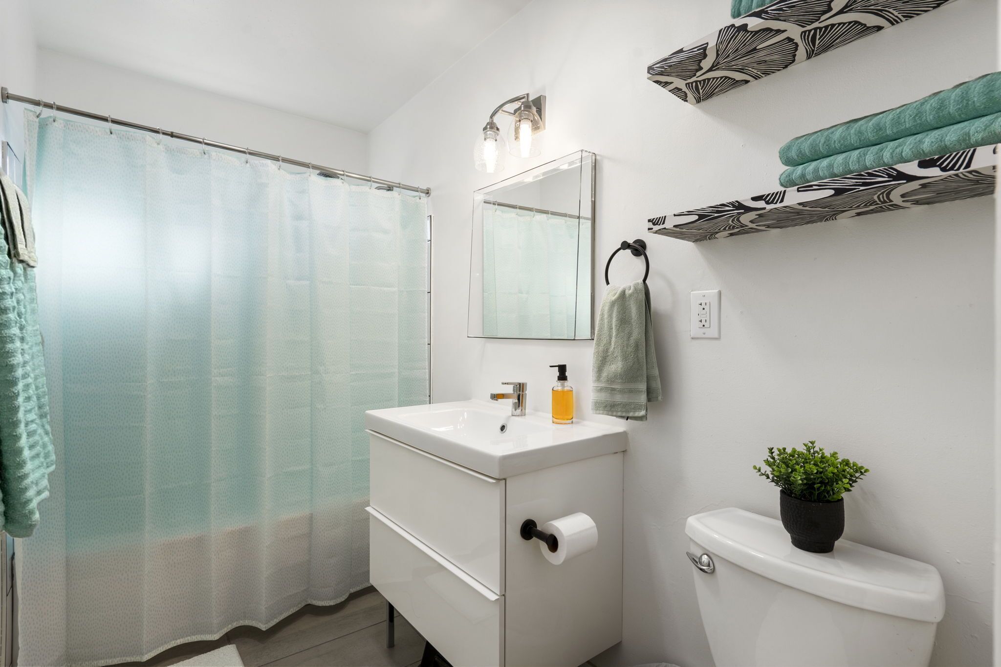 Douche, sèche-cheveux, bidet, serviettes fournies
