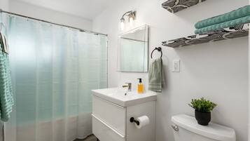 Dusche, Haartrockner, Bidet, Handtücher