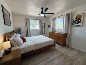 3 Schlafzimmer, Schreibtisch, Bügeleisen/Bügelbrett, Reisekinderbett
