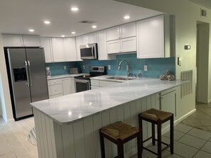 Frigorifero, microonde, forno, piano cottura