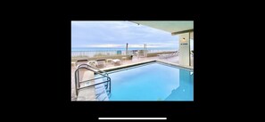 Piscina all'aperto, una piscina riscaldata