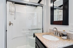 Douche, sèche-cheveux, serviettes fournies, savon