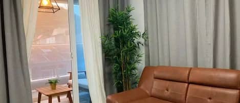 إستديو مريحة - غرفة نوم واحدة - منظر للمدينة | ستائر تعتيم ومكواة/لوح كي وواي فاي مجانًا وملاءات أسرّة