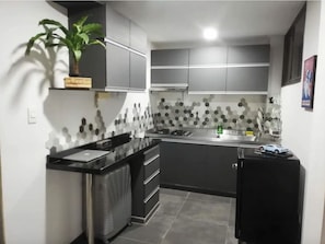 Geladeira, cooktop, torradeira
