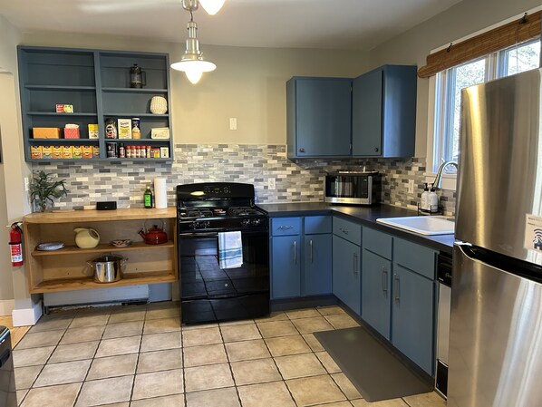 Private kitchen - Quiet and cozy home close to downtown Accord (Accord)