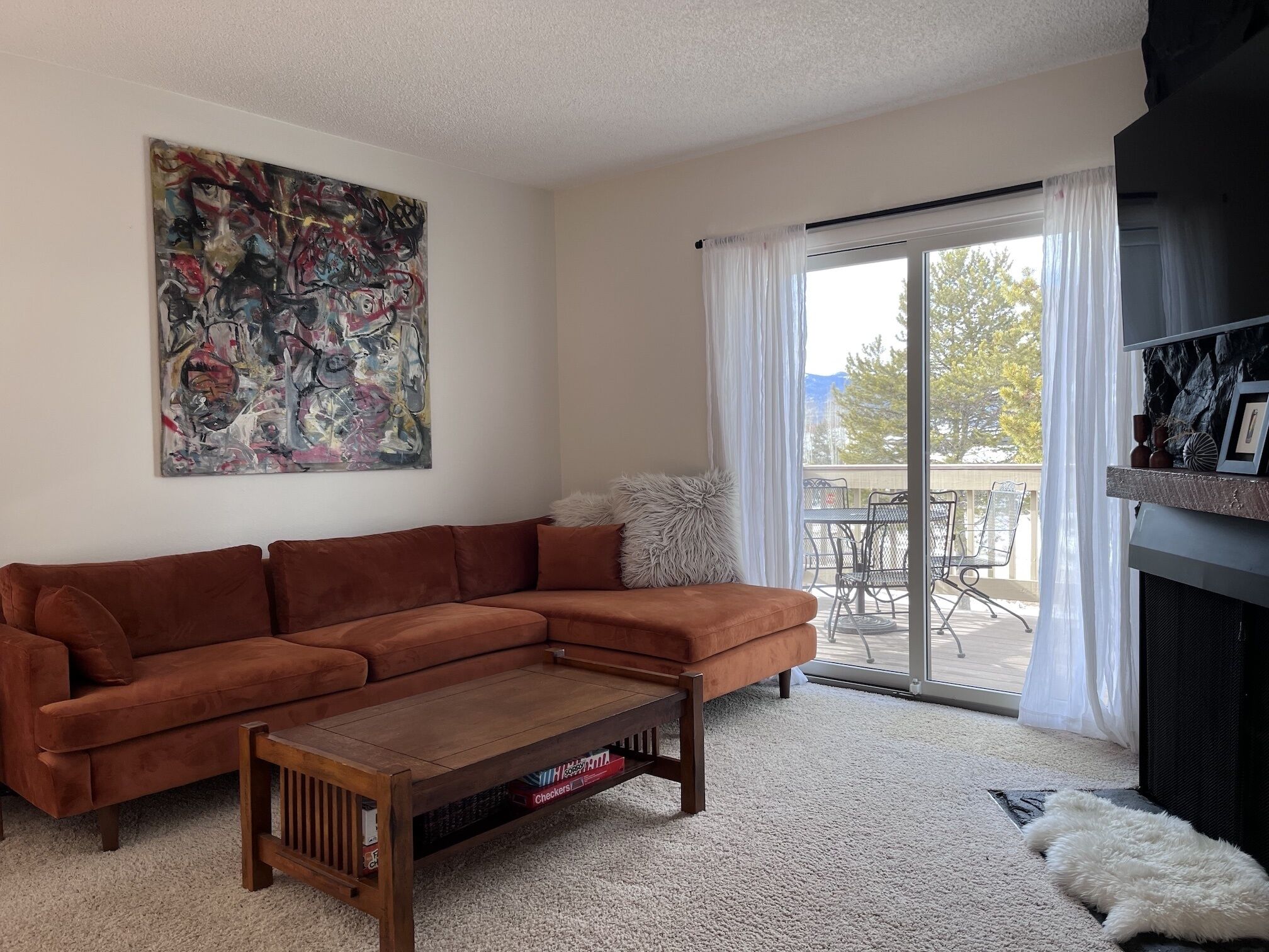 3 bedroom, 2 Bathroom Condo with Outdoor Hot Tubs, Pool & Ski Shuttle Sleeps 8