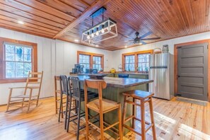 Fridge, microwave, oven, stovetop - Ole Blue - Table Rock, Sassafras, Lake Keowee, Lake Jocassee. (Sunset)