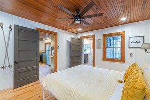 2 bedrooms, free WiFi, bed sheets - Ole Blue - Table Rock, Sassafras, Lake Keowee, Lake Jocassee. (Sunset)