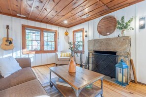 Smart TV, fireplace - Ole Blue - Table Rock, Sassafras, Lake Keowee, Lake Jocassee. (Sunset)