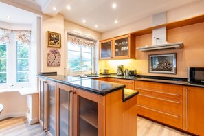 Kylskåp, ugn, spishäll och diskmaskin