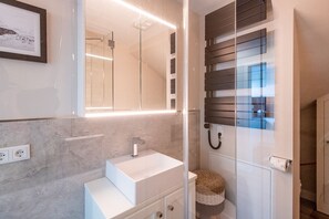 Douche, sèche-cheveux, serviettes fournies