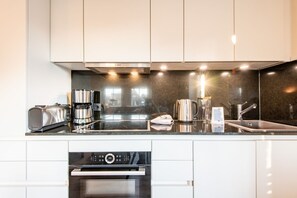 Fridge, microwave, oven, stovetop - House Lucia, Whg. 03 - House Lucia (Sylt)