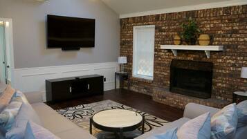 Smart-TV, Kamin, Stereoanlage