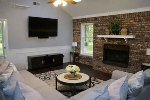 TV connectée, cheminée, chaîne hi-fi