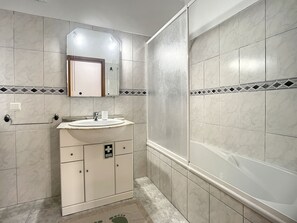 Baignoire, sèche-cheveux, serviettes fournies, papier toilette