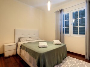 2 chambres, fer et planche à repasser, lit parapluie, Wi-Fi gratuit