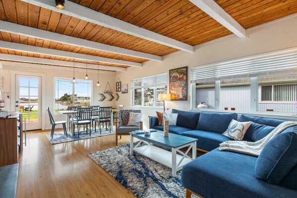 Smart TV, fireplace, music library, computer monitors - Whidbey Waterfront Retreat- Fireplace - Steps to Beach - Bird Watching (Greenbank)