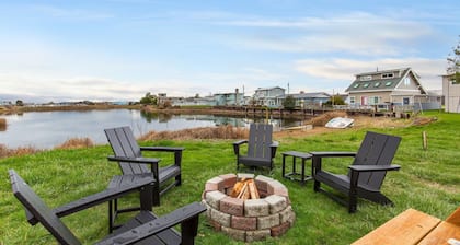 Whidbey Waterfront Retreat- Steps to Beach-Fireplace- Reading Nook