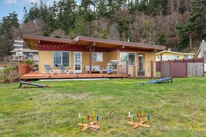 Children's area - Whidbey Waterfront Retreat- Fireplace - Steps to Beach - Bird Watching (Greenbank)
