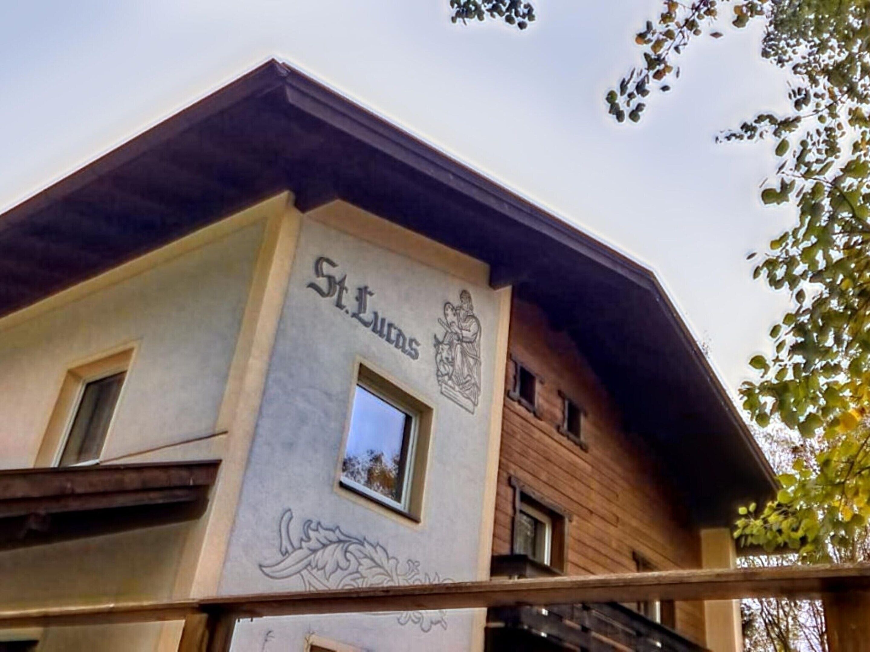 Un bâtiment portant le nom de « Saint-Luc » et arborant des armoiries sur sa façade.