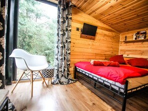 Mökki | 3 makuuhuonetta, yksilöllisesti kalustettu, vuodevaatteet