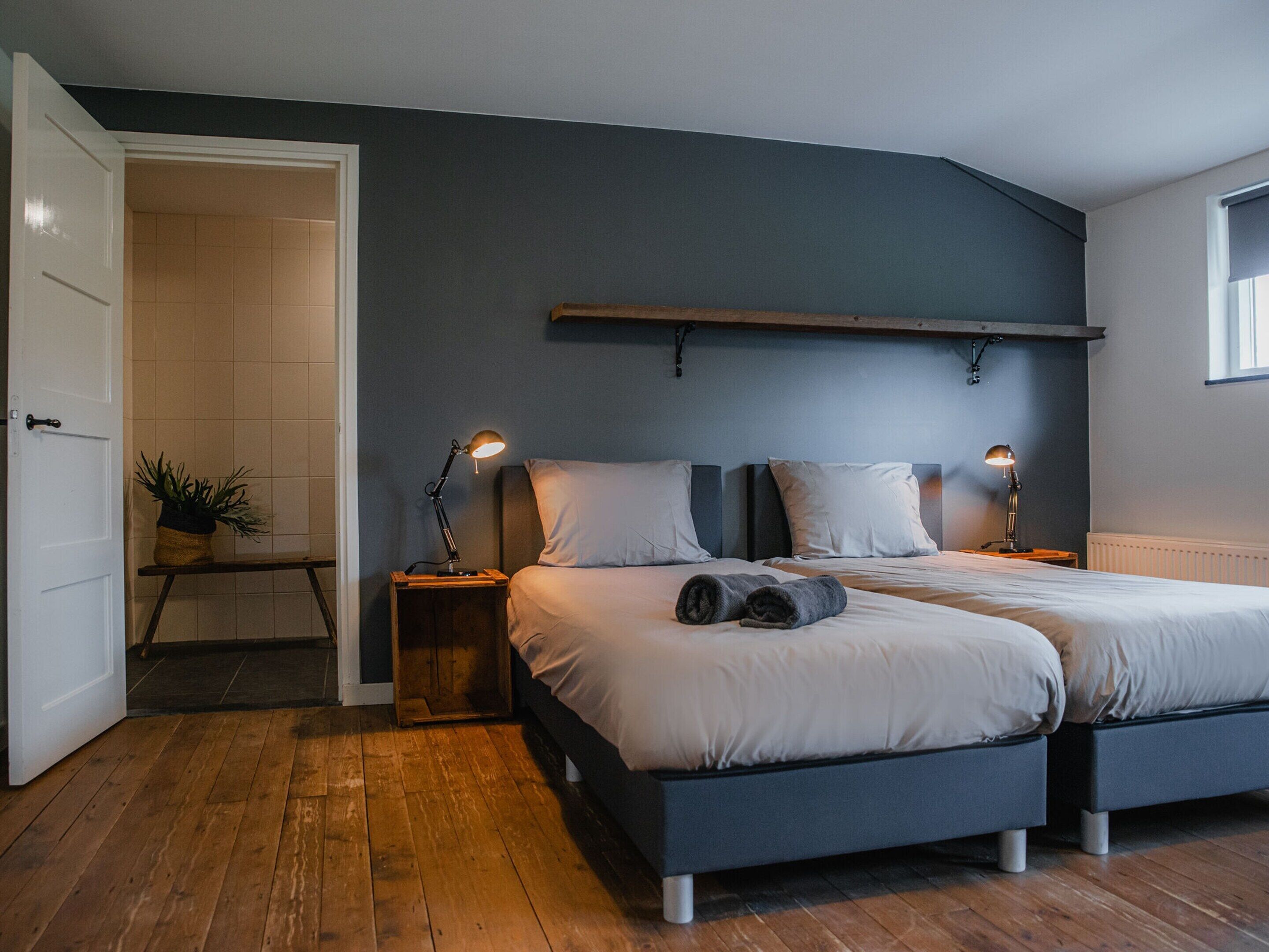 6 bedrooms, individually furnished, bed sheets