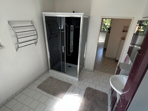 Bathroom - Apartment in Mauerbach Near Vienna With Pool (Mauerbach)