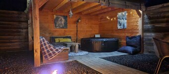Grou Getaway With Bikes & Whirlpool