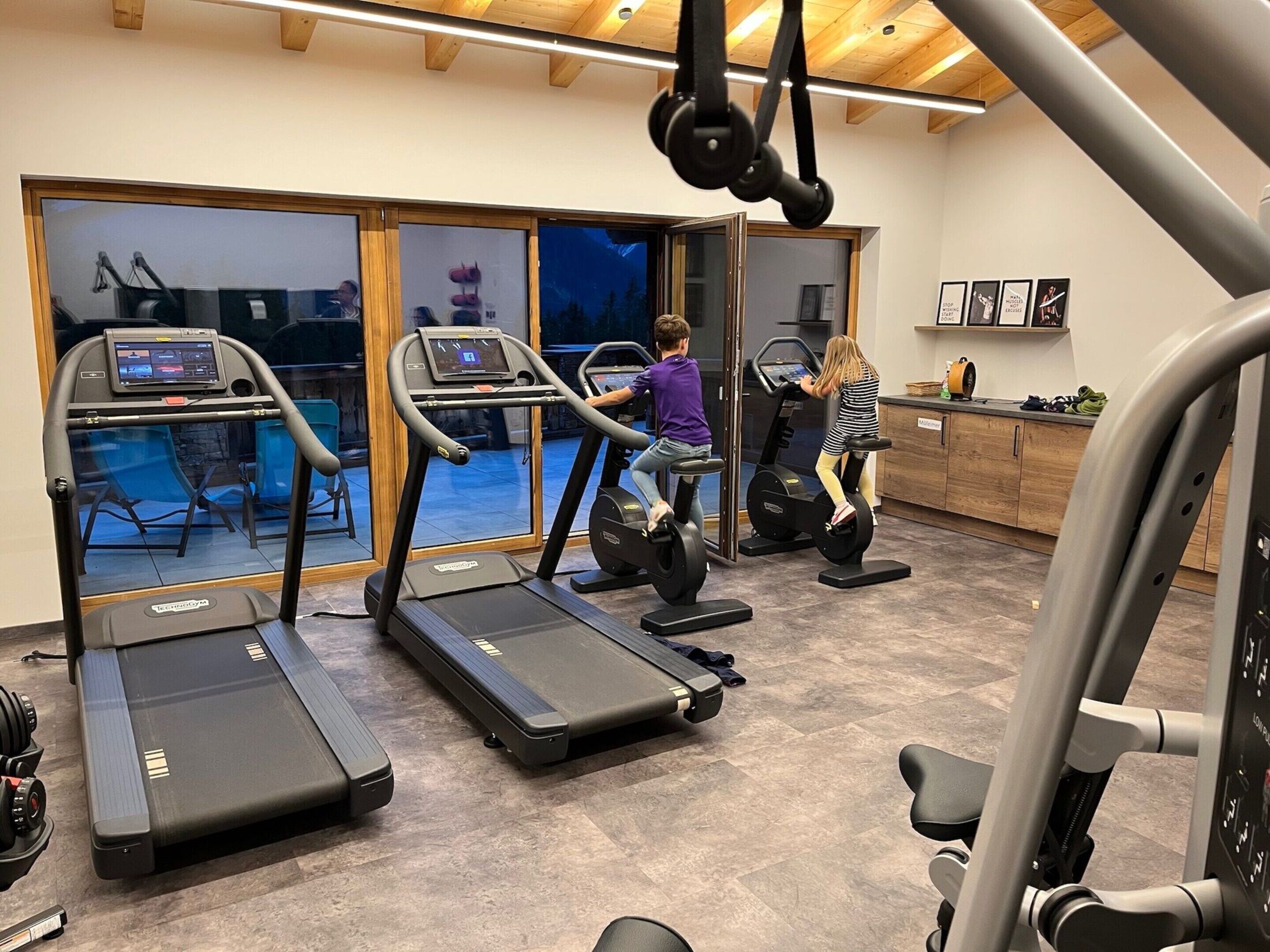 Kuntosali, jossa on juoksumattoja, kuntopyöriä ja painonnostopenkki.