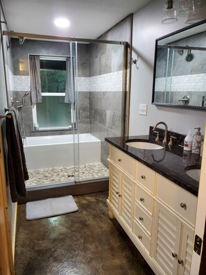 Een haardroger, handdoeken, zeep, shampoo