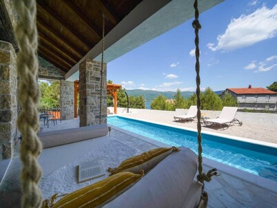 프리드라가의 전용 수영장이 있는 홀리데이 홈