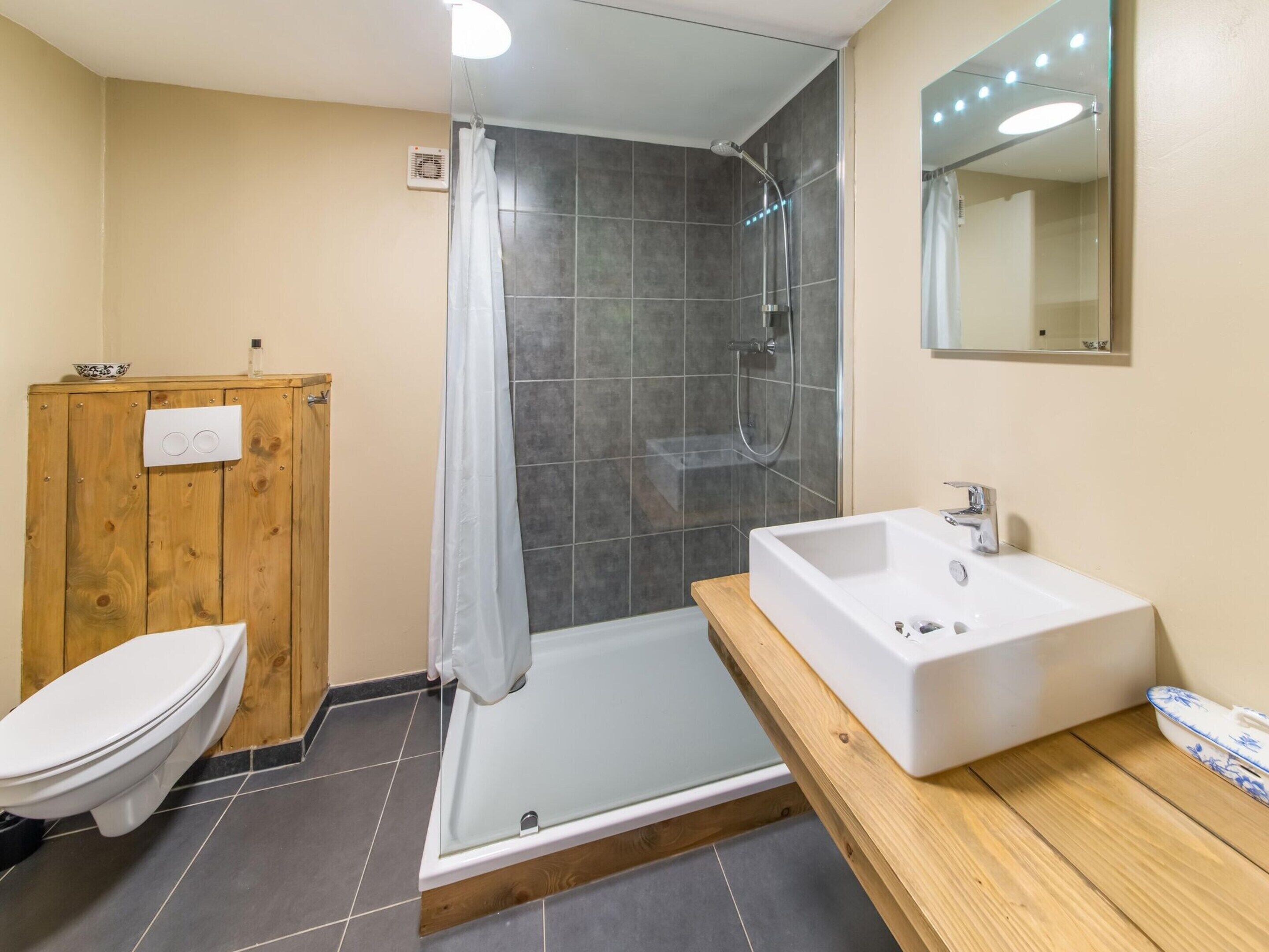 Ein modernes Badezimmer mit Dusche, Toilette und Waschbecken.